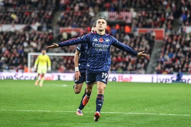 Premier League Sunderland v Arsenal Leandro Trossard of Arsenal celebrates his goal to make it 1-2 during the Premier League match Sunderland vs Arsenal at Stadium Of Light, Sunderland, United Kingdom, 8th November 2025 (Photo by Alfie Cosgrove News Images) Sunderland Stadium Of Light Tyne and Wear United Kingdom Copyright: xAlfiexCosgrove NewsxImagesx