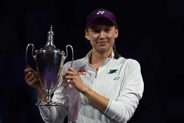 Elena Rybakina wins Billie Jean King trophy at 2025 WTA, Tennis Damen Finals RIYADH, SAUDI ARABIA - NOVEMBER 8: Elena Rybakina of Kazakhstan lifts the Billie Jean King trophy after defeating Aryna Sabalenka (not seen) in the Singles Final of the WTA Finals Riyadh, part of the Hologic WTA Tour, at King Saud University Indoor Arena in Riyadh, Saudi Arabia, on November 8, 2025. Artur Widak Anadolu Riyadh Saudi Arabia. Editorial use only. Please get in touch for any other usage.  Copyright: x2025xAnadoluxArturxWidakx