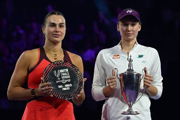 Elena Rybakina wins Billie Jean King trophy at 2025 WTA, Tennis Damen Finals RIYADH, SAUDI ARABIA - NOVEMBER 8: Winner Elena Rybakina (R) of Kazakhstan and runner up Aryna Sabalenka (L) hold their trophies during the award ceremony after the Singles Final of the WTA Finals Riyadh, part of the Hologic WTA Tour, at King Saud University Indoor Arena in Riyadh, Saudi Arabia, on November 8, 2025. Artur Widak Anadolu Riyadh Saudi Arabia. Editorial use only. Please get in touch for any other usage.  Copyright: x2025xAnadoluxArturxWidakx