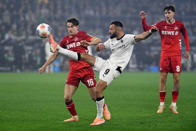 Jakub Kaminski (1. FC Koeln) und Franck Honorat (Borussia Moenchengladbact) im Zweikampf waehrend des Spiels der Bundesliga zwischen Borussia Mönchengladbach und dem 1. FC Köln, Borussia-Park am 08. November 2025 in Mönchengladbach, Deutschland. (Foto von Ralf Treese DeFodi Images) +++ Jakub Kaminski (1. FC Koeln) und Franck Honorat (Borussia Moenchengladbact) battle for the ball during the Bundesliga match between Borussia Mönchengladbach and 1. FC Köln at Borussia-Park on November 8, 2025 in Mönchengladbach, Germany. (Photo by Ralf Treese DeFodi Images) DFL regulations prohibit any use of photographs as image sequences and or quasi-video. (Photo by Ralf Treese DeFodi Images) Jakub Kaminski 1 FC Koeln and Franck Honorat Borussia Moenchengladbact battle for the ball during the Bundesliga match between Borussia Moenchengladbach and 1 FC Cologne, Borussia Park on November 08, 2025 in Moenchengladbach, Germany Photo by Ralf Treese DeFodi Images Jakub Kaminski 1 FC Koeln and Franck Honorat Borussia Moenchengladbact battle for the ball during the Bundesliga match between Borussia Mönchengladbach and 1 FC Köln at Borussia Park on November 8, 2025 in Mönchengladbach, Germany Photo by Ralf Treese DeFodi Images DFL regulations prohibit any use of photographs as image sequences and or quasi video Photo by Ralf Treese DeFodi Images