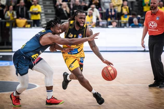 Tray Buchanan MHP RIESEN Ludwigsburg, 02 vs Chris Clemons EWE Baskets Oldenburg, 03 GER, MHP Riesen Ludwigsburg EWE Baskets Oldenburg, easycredit BBL, Basketball, Bundesliga, Matchday 7, Season 2025 2026, 08 11 2025 GER, MHP Riesen Ludwigsburg EWE Baskets Oldenburg, easycredit BBL, Basketball, Bundesliga, Matchday 7, Season 2025 2026, 08 11 2025 Ludwigsburg Copyright: xSandyxDinkelackerx EP_SDR