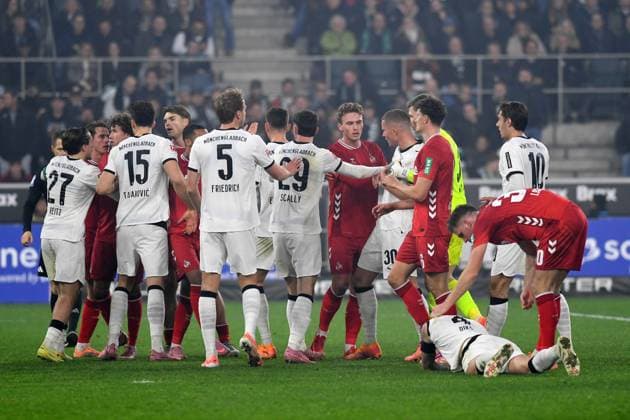 Kevin Diks (Borussia Moenchengladbach) am Boden, Rudelbildung waehrend des Spiels der Bundesliga zwischen Borussia Mönchengladbach und dem 1. FC Köln, Borussia-Park am 08. November 2025 in Mönchengladbach, Deutschland. (Foto von Ralf Treese DeFodi Images) +++ Kevin Diks (Borussia Moenchengladbach) on the ground during the Bundesliga match between Borussia Mönchengladbach and 1. FC Köln at Borussia-Park on November 8, 2025 in Mönchengladbach, Germany. (Photo by Ralf Treese DeFodi Images) DFL regulations prohibit any use of photographs as image sequences and or quasi-video. (Photo by Ralf Treese DeFodi Images) Kevin Diks Borussia Moenchengladbach on the ground, scuffle during the Bundesliga match between Borussia Moenchengladbach and 1 FC Köln, Borussia Park on November 08, 2025 in Moenchengladbach, Germany Photo by Ralf Treese DeFodi Images Kevin Diks Borussia Moenchengladbach on the ground during the Bundesliga match between Borussia Moenchengladbach and 1 FC Köln at Borussia Park on November 8, 2025 in Mönchengladbach, Germany Photo by Ralf Treese DeFodi Images DFL regulations prohibit any use of photographs as image sequences and or quasi video Photo by Ralf Treese DeFodi Images