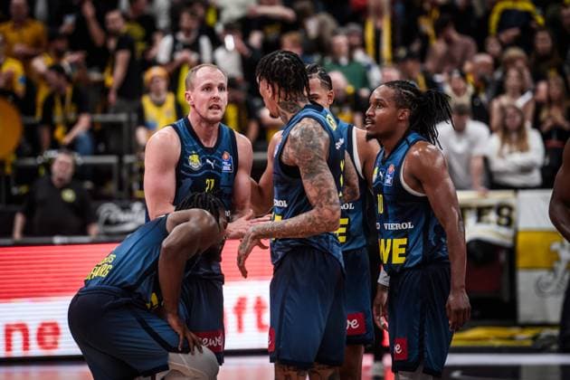 Seth Hinrichs EWE Baskets Oldenburg, 21 with team visibly disappointed GER, MHP Riesen Ludwigsburg EWE Baskets Oldenburg, easycredit BBL, Basketball, Bundesliga, Matchday 7, Season 2025 2026, 08 11 2025 GER, MHP Riesen Ludwigsburg EWE Baskets Oldenburg, easycredit BBL, Basketball, Bundesliga, Matchday 7, Season 2025 2026, 08 11 2025 Ludwigsburg Copyright: xSandyxDinkelackerx EP_SDR