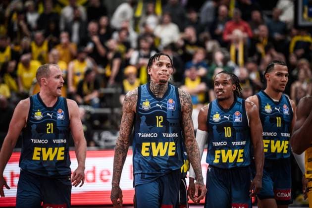 Seth Hinrichs EWE Baskets Oldenburg, 21 , Michale Kyser EWE Baskets Oldenburg, 12 , James Woodard EWE Baskets Oldenburg, 10 and Nicholas Tischler EWE Baskets Oldenburg, 11 visibly disappointed GER, MHP Riesen Ludwigsburg EWE Baskets Oldenburg, easycredit BBL, Basketball, Bundesliga, Matchday 7, Season 2025 2026, 08 11 2025 GER, MHP Riesen Ludwigsburg EWE Baskets Oldenburg, easycredit BBL, Basketball, Bundesliga, Matchday 7, Season 2025 2026, 08 11 2025 Ludwigsburg Copyright: xSandyxDinkelackerx EP_SDR