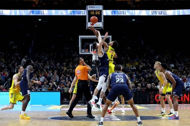 DEU, easyCredit BBL, ALBA vs SYNTAINICS MBC, 08 11 2025, Uber Arena, Berlin, DEU, easyCredit BBL, ALBA vs SYNTAINICS MBC, in the picture Norris Agbakoko ALBA Berlin 17 , Jure Planinic SYNTAINICS MBC 44 nordphotoxGmbHx xEngler nph00076