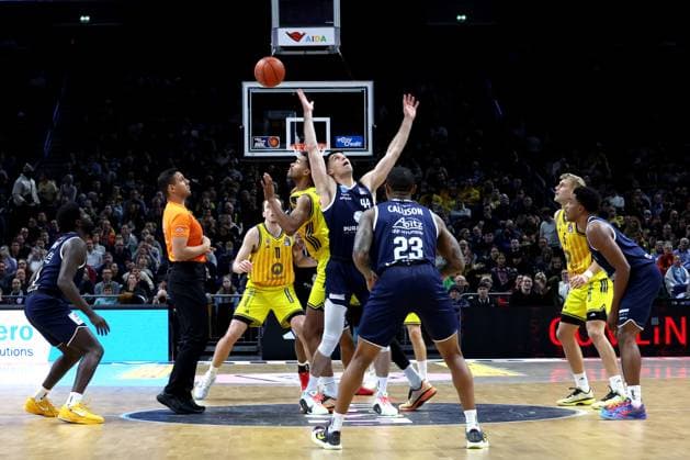 DEU, easyCredit BBL, ALBA vs SYNTAINICS MBC, 08 11 2025, Uber Arena, Berlin, DEU, easyCredit BBL, ALBA vs SYNTAINICS MBC, in the picture Norris Agbakoko ALBA Berlin 17 , Jure Planinic SYNTAINICS MBC 44 nordphotoxGmbHx xEngler nph00076