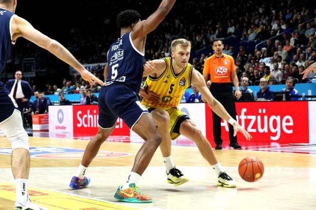 DEU, easyCredit BBL, ALBA vs SYNTAINICS MBC, 08 11 2025, Uber Arena, Berlin, DEU, easyCredit BBL, ALBA vs SYNTAINICS MBC, pictured Sam Griesel ALBA Berlin 5 , Ivan Tkatchenko SYNTAINICS MBC 5 nordphotoxGmbHx xEngler nph00076