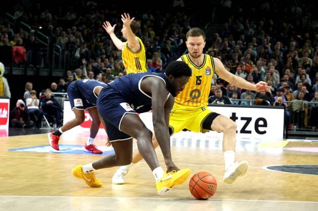 DEU, easyCredit BBL, ALBA vs SYNTAINICS MBC, 08 11 2025, Uber Arena, Berlin, DEU, easyCredit BBL, ALBA vs SYNTAINICS MBC, in the picture Martin Hermannsson ALBA Berlin 15 , Khyri Thomas SYNTAINICS MBC 0 nordphotoxGmbHx xEngler nph00076