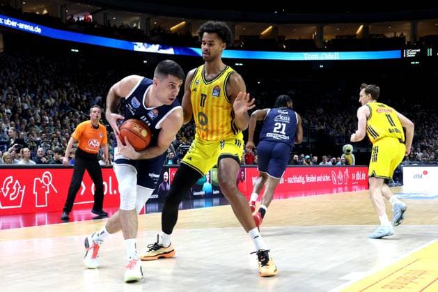 DEU, easyCredit BBL, ALBA vs SYNTAINICS MBC, 08 11 2025, Uber Arena, Berlin, DEU, easyCredit BBL, ALBA vs SYNTAINICS MBC, in the picture Norris Agbakoko ALBA Berlin 17 , Jure Planinic SYNTAINICS MBC 44 nordphotoxGmbHx xEngler nph00076