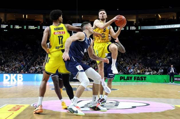DEU, easyCredit BBL, ALBA vs SYNTAINICS MBC, 08 11 2025, Uber Arena, Berlin, DEU, easyCredit BBL, ALBA vs SYNTAINICS MBC, pictured Martin Hermannsson ALBA Berlin 15 , Norris Agbakoko ALBA Berlin 17 , Charles Callison SYNTAINICS MBC 23 , Jure Planinic SYNTAINICS MBC 44 nordphotoxGmbHx xEngler nph00076