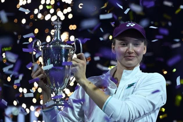 Elena Rybakina wins Billie Jean King trophy at 2025 WTA, Tennis Damen Finals RIYADH, SAUDI ARABIA - NOVEMBER 8: Elena Rybakina of Kazakhstan lifts the Billie Jean King trophy after defeating Aryna Sabalenka (not seen) in the Singles Final of the WTA Finals Riyadh, part of the Hologic WTA Tour, at King Saud University Indoor Arena in Riyadh, Saudi Arabia, on November 8, 2025. Artur Widak Anadolu Riyadh Saudi Arabia. Editorial use only. Please get in touch for any other usage.  Copyright: x2025xAnadoluxArturxWidakx