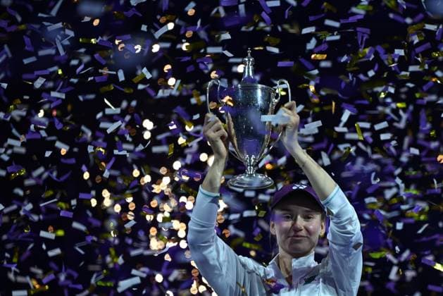 Elena Rybakina wins Billie Jean King trophy at 2025 WTA, Tennis Damen Finals RIYADH, SAUDI ARABIA - NOVEMBER 8: Elena Rybakina of Kazakhstan lifts the Billie Jean King trophy after defeating Aryna Sabalenka (not seen) in the Singles Final of the WTA Finals Riyadh, part of the Hologic WTA Tour, at King Saud University Indoor Arena in Riyadh, Saudi Arabia, on November 8, 2025. Artur Widak Anadolu Riyadh Saudi Arabia. Editorial use only. Please get in touch for any other usage.  Copyright: x2025xAnadoluxArturxWidakx