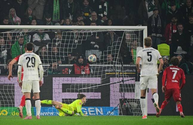08 11 2025 Moenchengladbach Fussball, Herren, Saison 2025 2026, Borussia Moenchengladbach vs 1 FC Koeln Goal to 3 1 Luca Waldschmidt Koeln, re 7 converts the penalty safely against goalkeeper Moritz Nicolas Gladbach, am Boden DFL regulations prohibit any use of photographs as image sequences and or quasi video Borussia Park NRW Germany