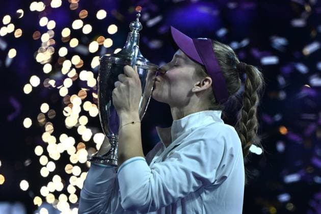 Elena Rybakina wins Billie Jean King trophy at 2025 WTA, Tennis Damen Finals RIYADH, SAUDI ARABIA - NOVEMBER 8: Elena Rybakina of Kazakhstan kisses the Billie Jean King trophy after defeating Aryna Sabalenka (not seen) in the Singles Final of the WTA Finals Riyadh, part of the Hologic WTA Tour, at King Saud University Indoor Arena in Riyadh, Saudi Arabia, on November 8, 2025. Artur Widak Anadolu Riyadh Saudi Arabia. Editorial use only. Please get in touch for any other usage.  Copyright: x2025xAnadoluxArturxWidakx