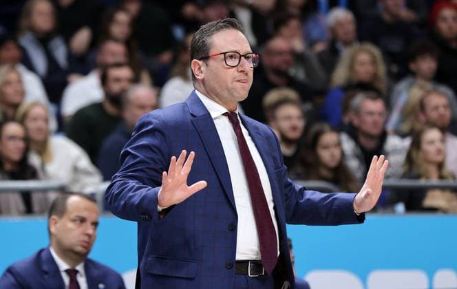 Coach Marco Ramondino pointing, gesturing upper body action Sport Basketball BBL Bundesliga Men 7 Matchday Season 2025 2026 08 11 2025 ALBA Berlin vs Syntainics MBC