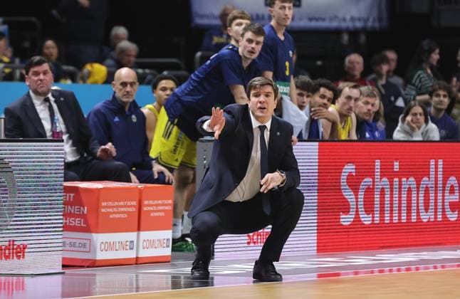 Coach Pedro Calles gives instructions Sport Basketball BBL Bundesliga Men 7 Matchday Season 2025 2026 08 11 2025 ALBA Berlin vs Syntainics MBC