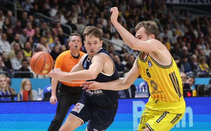 Spencer Reaves on the ball, Malte Delow duel Game scene Action Sport Basketball BBL Bundesliga Men 7 Matchday Season 2025 2026 08 11 2025 ALBA Berlin vs Syntainics MBC