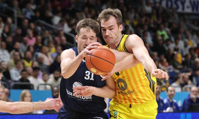 Spencer Reaves on the ball, Malte Delow duel Game scene Action Sport Basketball BBL Bundesliga Men 7 Matchday Season 2025 2026 08 11 2025 ALBA Berlin vs Syntainics MBC