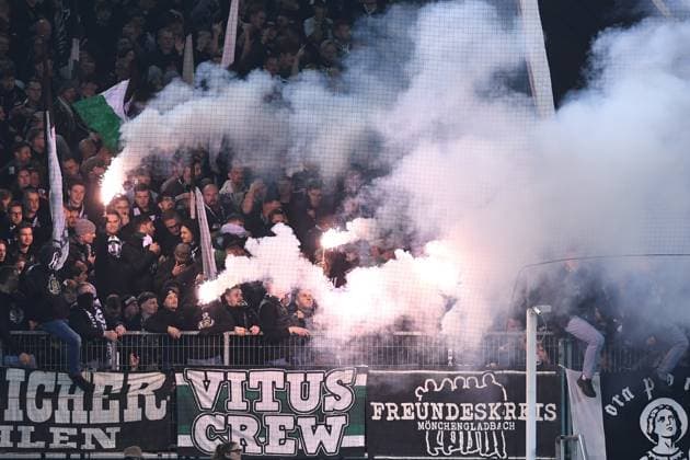Soccer 1 Bundesliga 10 Matchday Borussia Mönchengladbach 1 FC Köln on 08 11 2025 at Borussia Park in Mönchengladbach Mönchengladbach fans ignite Bengalos Pyro Pyrotechnics Flares Smoke bombs in the fan block DFL regulations prohibit any use of photographs as image sequences and or quasi video xRx
