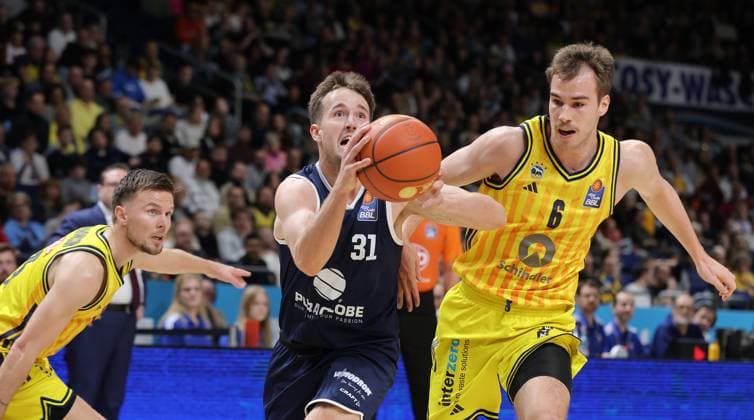 Martin Hermannsson, Spencer Reaves on the ball, Malte Delow duel Game scene Action Sport Basketball BBL Bundesliga Men 7 Matchday Season 2025 2026 08 11 2025 ALBA Berlin vs Syntainics MBC