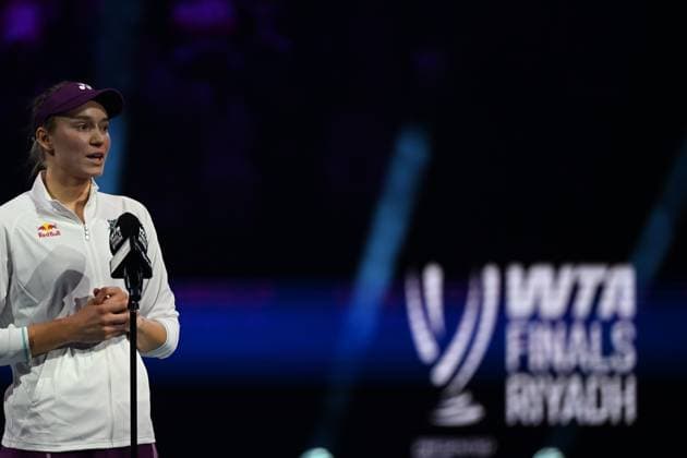 Elena Rybakina wins Billie Jean King trophy at 2025 WTA, Tennis Damen Finals RIYADH, SAUDI ARABIA - NOVEMBER 8: Elena Rybakina of Kazakhstan speaks after defeating Aryna Sabalenka (not seen) in the Singles Final of the WTA Finals Riyadh, part of the Hologic WTA Tour, at King Saud University Indoor Arena in Riyadh, Saudi Arabia, on November 8, 2025. Artur Widak Anadolu Riyadh Saudi Arabia. Editorial use only. Please get in touch for any other usage.  Copyright: x2025xAnadoluxArturxWidakx