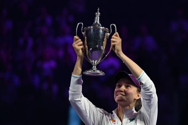 Elena Rybakina wins Billie Jean King trophy at 2025 WTA, Tennis Damen Finals RIYADH, SAUDI ARABIA - NOVEMBER 8: Elena Rybakina of Kazakhstan lifts the Billie Jean King trophy after defeating Aryna Sabalenka (not seen) in the Singles Final of the WTA Finals Riyadh, part of the Hologic WTA Tour, at King Saud University Indoor Arena in Riyadh, Saudi Arabia, on November 8, 2025. Artur Widak Anadolu Riyadh Saudi Arabia. Editorial use only. Please get in touch for any other usage.  Copyright: x2025xAnadoluxArturxWidakx