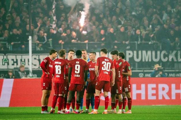 Cologne discuss after Haris Tabakovics 3-0 Borussia Moenchengladbach, 15 VfL Borussia Moenchengladbach vs 1 FC Koeln, Football, 1 Bundesliga, Matchday 10, Season 2025 2026, 08 11 2025 DFL REGULATES PROHIBIT ANY USE OF PHOTOGRAPHS AS IMAGE SEQUENCES AND OR QUASI VIDEO VfL Borussia Moenchengladbach vs 1 FC Koeln, Football, 1 Bundesliga, Matchday 10, Season 2025 2026, 08 11 2025 Moenchengladbach Copyright: xEibner-Pressefoto J.xDerondeaux EP_JDU