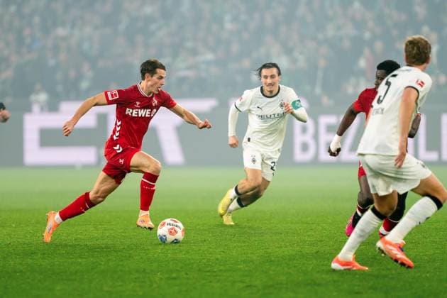 Jakub Kaminski 1 FC Koeln, 16 on the ball, behind him Rocco Reitz Borussia Moenchengladbach, 27 VfL Borussia Moenchengladbach vs 1 FC Koeln, Football, 1 Bundesliga, Matchday 10, Season 2025 2026, 08 11 2025 DFL REGULATES PROHIBIT ANY USE OF PHOTOGRAPHS AS IMAGE SEQUENCES AND OR QUASI VIDEO VfL Borussia Moenchengladbach vs 1 FC Koeln, Football, 1 Bundesliga, Matchday 10, Season 2025 2026, 08 11 2025 Moenchengladbach Copyright: xEibner-Pressefoto J.xDerondeaux EP_JDU