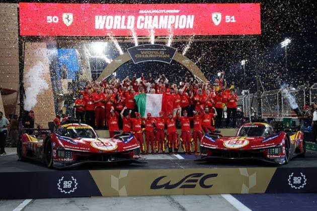 Ferrari 499P 50 die Fahrer Alessandro Pier Guidi (ITA), James Calado (GBR), Antonio Giovanazzi (ITA), Alessandro Pier Guidi (ITA), James Calado (GBR), Antonio Giovanazzi (ITA) sowie alle Teammitglieder von Ferrari AF Corse und der Ferrari 499P 51 Ferrari im Konfettiregen auf dem Weltmeisterpodium nach dem Rennen, 8 Stunden von Bahrain, FIA Langstrecken- Weltmeisterschaft Saison 2026, Rennstrecke Sakhir, Bahrain, 08.11.2025, WEC, gemeinsames Jubelbild für den Fahrer- und Hersteller Weltmeistertitel *** Ferrari 499P 50 drivers Alessandro Pier Guidi ITA , James Calado GBR , Antonio Giovanazzi ITA , Alessandro Pier Guidi ITA , James Calado GBR , Antonio Giovanazzi ITA and all Ferrari AF Corse team members and the Ferrari 499P 51 Ferrari in the shower of confetti on the world championship podium after the race, 8 Hours of Bahrain, FIA World Endurance Championship 2026 season, Sakhir race track, Bahrain, 08 11 2025, WEC, joint cheering picture for the driver and manufacturer world championship title