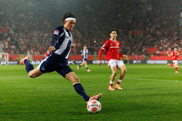 Fabian Reese Hertha BSC Berlin in duel with Leon Robinson 1 FC Kaiserslautern , 1 FC Kaiserslautern vs Hertha BSC Berlin, Soccer, 2 Bundesliga, Matchday 12, Season 2025 2026, 08 11 2025 1 FC Kaiserslautern vs Hertha BSC Berlin, Soccer, 2 Bundesliga, Matchday 12, Season 2025 2026, 08 11 2025 Copyright: xEibner-Pressefoto AlexanderxNeisx EP_ANS