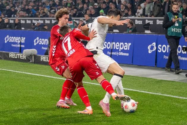 08 11 2025, Soccer 1 Bundesliga, Season 2025 2026, Matchday 10, Borussia Moenchengladbach 1 FC Koeln at Borussia Park in Moenchengladbach duel between Luca Waldschmidtc 1 FC Koeln, 07 , Alession Castro Montes 1 FC Koeln, 17 and Haris Tabakovic Borussia Moenchengladbach, 15 Important note In accordance with the regulations of the DFL German Football League and the DFB German Football Association, it is prohibited to utilize or have utilized photographs taken in the stadium or of the match in the form of sequential images or video-like photo series Foto Kirchner Media Thomas Haesler Copyright: xKirchner-Media ThomasxHaeslerx