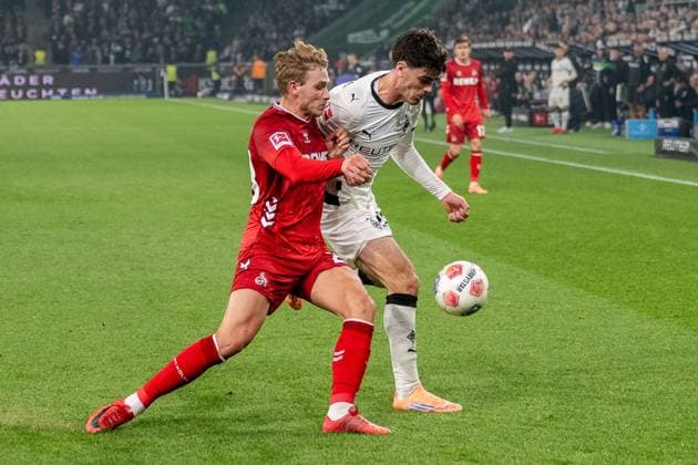 08 11 2025, Soccer 1 Bundesliga, Season 2025 2026, Matchday 10, Borussia Moenchengladbach 1 FC Koeln at Borussia Park in Moenchengladbach duel between Sebastian Sebulonsen 1 FC Koeln, 28 and Giovanni Reyna Borussia Moenchengladbach, 13 Important note In accordance with the regulations of the DFL German Football League and the DFB German Football Association, it is prohibited to utilize or have utilized photographs taken in the stadium and or of the match in the form of sequential images and or video-like photo series Foto Kirchner Media Thomas Haesler Copyright: xKirchner-Media ThomasxHaeslerx
