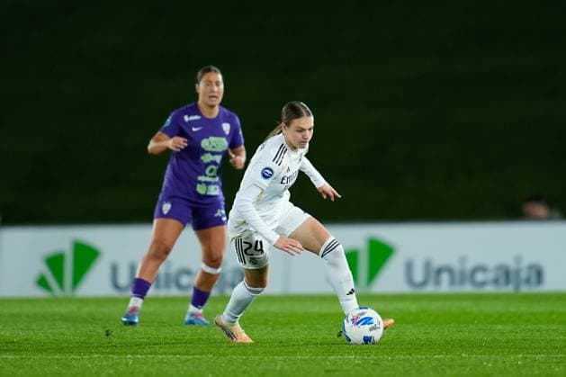 November 8, 2025, Valdebebas, Madrid, Spain: Lotte Keukelaar of Real Madrid in action during the Spanish Women League, Liga F, football match played between Real Madrid and Alhama CF ElPozo at Alfredo Di Stefano stadium on November 08, 2025, in Valdebebas, Madrid, Spain. Valdebebas Spain - ZUMAa181 20251108_zaa_a181_295 Copyright: xDennisxAgyemanx