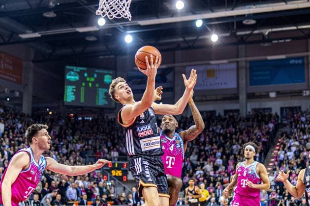 Tobias Jensen Ratiopharm Ulm, 07 vs JJeff Garrett Jr Telekom Baskets Bonn, 04 , Grayson Murphy Telekom Baskets Bonn, 07 Telekom Baskets Bonn vs Ratiopharm Ulm, Basketball, easy Credit BBL, 07 Matchday, 2025 2026, 08 11 2025 Telekom Baskets Bonn vs Ratiopharm Ulm, Basketball, easy Credit BBL, 07 Matchday, 2025 2026, 08 11 2025 Bonn Copyright: xEibner-Pressefoto GerhardxWingenx EP_GWR