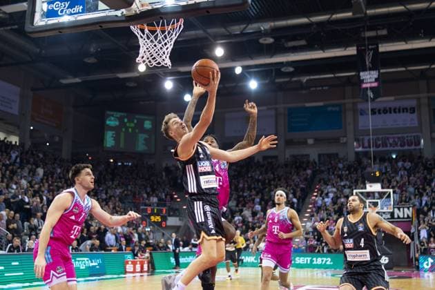 Tobias Jensen Ratiopharm Ulm, 07 vs Jeff Garrett Jr Telekom Baskets Bonn, 04 , Grayson Murphy Telekom Baskets Bonn, 07 Telekom Baskets Bonn vs Ratiopharm Ulm, Basketball, easy Credit BBL, 07 Matchday, 2025 2026, 08 11 2025 Telekom Baskets Bonn vs Ratiopharm Ulm, Basketball, easy Credit BBL, 07 Matchday, 2025 2026, 08 11 2025 Bonn Copyright: xEibner-Pressefoto GerhardxWingenx EP_GWR