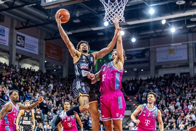 Len Schoormann Ratiopharm Ulm, 01 vs Michael Kessens Telekom Baskets Bonn, 06 at the basket Telekom Baskets Bonn vs Ratiopharm Ulm, Basketball, easy Credit BBL, 07 Matchday, 2025 2026, 08 11 2025 Telekom Baskets Bonn vs Ratiopharm Ulm, Basketball, easy Credit BBL, 07 Matchday, 2025 2026, 08 11 2025 Bonn Copyright: xEibner-Pressefoto GerhardxWingenx EP_GWR