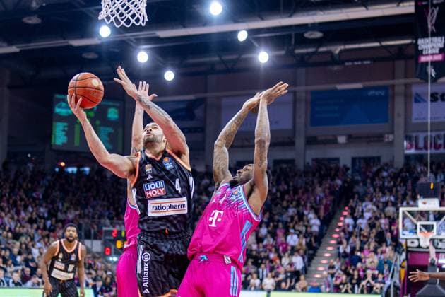 Christopher Ledlum Ratiopharm Ulm, 04 vs Jeff Garrett Jr Telekom Baskets Bonn, 04 Telekom Baskets Bonn vs Ratiopharm Ulm, Basketball, easy Credit BBL, 07 Matchday, 2025 2026, 08 11 2025 Telekom Baskets Bonn vs Ratiopharm Ulm, Basketball, easy Credit BBL, 07 Matchday, 2025 2026, 08 11 2025 Bonn Copyright: xEibner-Pressefoto GerhardxWingenx EP_GWR