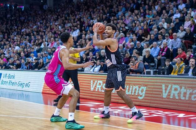 Mark Smith Ratiopharm Ulm, 13 vs Joel Sadu Aminu Telekom Baskets Bonn, 21 Telekom Baskets Bonn vs Ratiopharm Ulm, Basketball, easy Credit BBL, 07 Matchday, 2025 2026, 08 11 2025 Telekom Baskets Bonn vs Ratiopharm Ulm, Basketball, easy Credit BBL, 07 Matchday, 2025 2026, 08 11 2025 Bonn Copyright: xEibner-Pressefoto GerhardxWingenx EP_GWR