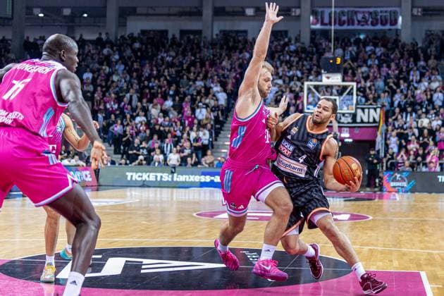 Christopher Ledlum Ratiopharm Ulm, 04 vs Melvin Jostmann Telekom Baskets Bonn, 12 Telekom Baskets Bonn vs Ratiopharm Ulm, Basketball, easy Credit BBL, 07 Matchday, 2025 2026, 08 11 2025 Telekom Baskets Bonn vs Ratiopharm Ulm, Basketball, easy Credit BBL, 07 Matchday, 2025 2026, 08 11 2025 Bonn Copyright: xEibner-Pressefoto GerhardxWingenx EP_GWR