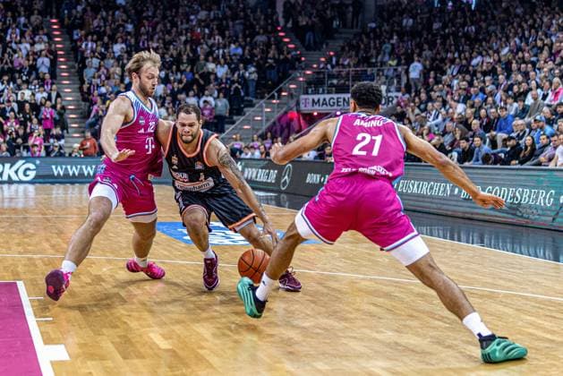 Christopher Ledlum Ratiopharm Ulm, 04 wants by 2 Bonn players, Melvin Jostmann Telekom Baskets Bonn, 12 , Joel Sadu Aminu Telekom Baskets Bonn, 21 Telekom Baskets Bonn vs Ratiopharm Ulm, Basketball, easy Credit BBL, 07 Matchday, 2025 2026, 08 11 2025 Telekom Baskets Bonn vs Ratiopharm Ulm, Basketball, easy Credit BBL, 07 Matchday, 2025 2026, 08 11 2025 Bonn Copyright: xEibner-Pressefoto GerhardxWingenx EP_GWR