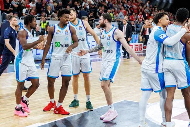 Team, squad, cheers, jubilation, positive emotions, positive emotion, end of game, BMA365 Bamberg Baskets vs Frankfurt Skyliners, Basketball, easyCredit BBL, Matchday 7, 08 11 2025 BMA365 Bamberg Baskets vs Frankfurt Skyliners, Basketball, easyCredit BBL, Matchday 7, 08 11 2025 Bamberg Copyright: xEibner-Pressefoto G.xSantemizx EP_EER