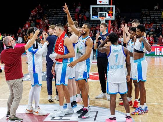 Team, squad, cheers, jubilation, positive emotions, positive emotion, end of game, BMA365 Bamberg Baskets vs Frankfurt Skyliners, Basketball, easyCredit BBL, Matchday 7, 08 11 2025 BMA365 Bamberg Baskets vs Frankfurt Skyliners, Basketball, easyCredit BBL, Matchday 7, 08 11 2025 Bamberg Copyright: xEibner-Pressefoto G.xSantemizx EP_EER