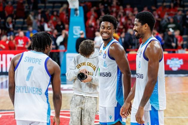 Isaiah Swope Frankfurt Skyliners, 01 , Nahiem Alleyne Frankfurt Skyliners, 04 , William Christmas Frankfurt Skyliners, 08 , cheers, jubilation, positive emotions, positive emotion, end of game, BMA365 Bamberg Baskets vs Frankfurt Skyliners, Basketball, easyCredit BBL, Matchday 7, 08 11 2025 BMA365 Bamberg Baskets vs Frankfurt Skyliners, Basketball, easyCredit BBL, Matchday 7, 08 11 2025 Bamberg Copyright: xEibner-Pressefoto G.xSantemizx EP_EER