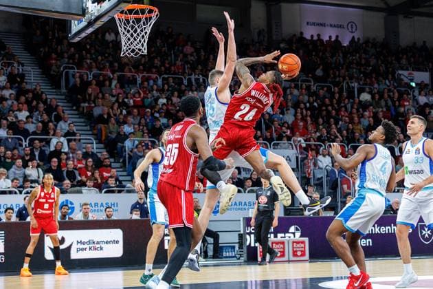 Jacob Knauf Frankfurt Skyliners, 25 , Cobe Williams BMA365 Bamberg Baskets, 24 , BMA365 Bamberg Baskets vs Frankfurt Skyliners, Basketball, easyCredit BBL, Matchday 7, 08 11 2025 BMA365 Bamberg Baskets vs Frankfurt Skyliners, Basketball, easyCredit BBL, Matchday 7, 08 11 2025 Bamberg Copyright: xEibner-Pressefoto G.xSantemizx EP_EER