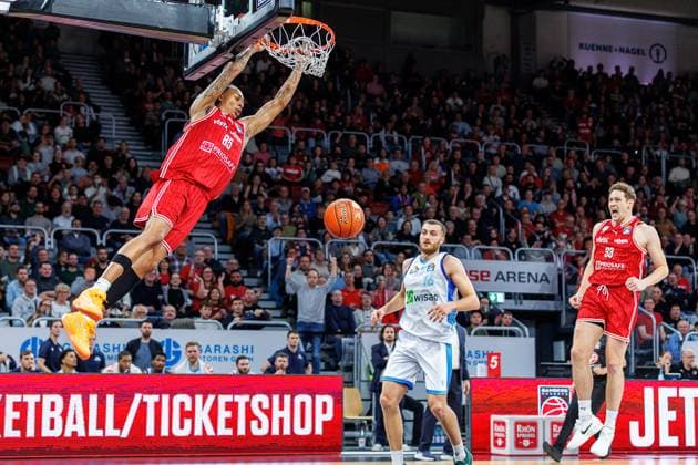 Austin Crowley BMA365 Bamberg Baskets, 85 , Radii Caisin Frankfurt Skyliners, 16 , Patrick Heckmann BMA365 Bamberg Baskets, 33 , Dunking, cheers, jubilation, positive emotions, positive emotion, BMA365 Bamberg Baskets vs Frankfurt Skyliners, Basketball, easyCredit BBL, Matchday 7, 08 11 2025 BMA365 Bamberg Baskets vs Frankfurt Skyliners, Basketball, easyCredit BBL, Matchday 7, 08 11 2025 Bamberg Copyright: xEibner-Pressefoto G.xSantemizx EP_EER