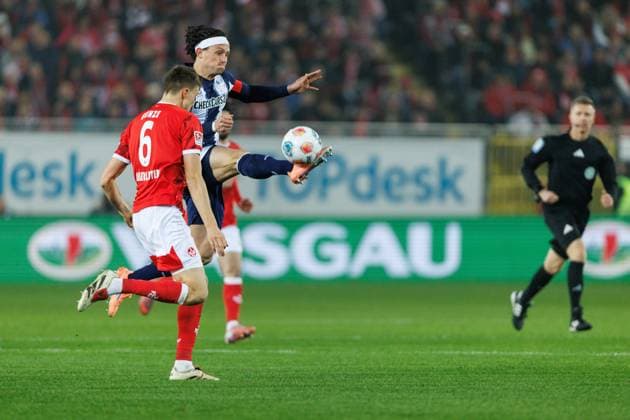 Fabian Reese Hertha BSC Berlin in duel with Fabian Kunze 1 FC Kaiserslautern , 1 FC Kaiserslautern vs Hertha BSC Berlin, Soccer, 2 Bundesliga, Matchday 12, Season 2025 2026, 08 11 2025 1 FC Kaiserslautern vs Hertha BSC Berlin, Soccer, 2 Bundesliga, Matchday 12, Season 2025 2026, 08 11 2025 Copyright: xEibner-Pressefoto AlexanderxNeisx EP_ANS