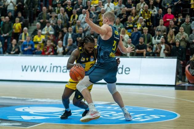 Traveon Buchanan MHP RIESEN Ludwigsburg, 02 , Seth Hinrichs EWE Baskets Oldenburg, 21 , GER, MHP RIESEN Ludwigsburg vs EWE Baskets Oldenburg, easycredit BBL, Basketball, Bundesliga, Matchday 7, Season 2025 2026, 08 11 2025, GER, MHP RIESEN Ludwigsburg vs EWE Baskets Oldenburg, easycredit BBL, Basketball, Bundesliga, Matchday 7, Season 2025 2026, 08 11 2025 Ludwigsburg Copyright: xEibner-Pressefoto SaschaxWaltherx EP_EER
