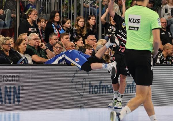 08 11 2025 Handball 1 Bundesliga DAIKIN HBL Season 2025 2026 11 Matchday HC Erlangen Metropolregion Nürnberg HCE ThSV Eisenach DaMa xdaxmax Tillman Leu 99, ThSV Eisenach flies over advertising board