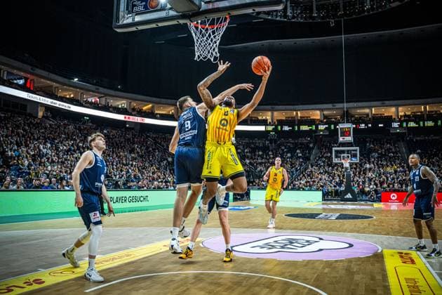 Basketball Berlin 08 11 2025 Season 2025 2026 EasyCredit BBL 1 Bundesliga Men, Men Alba Berlin SYNTAINICS MBC Weißenfels J wan Roberts Alba Berlin, No 13 Kresimir Nikic MBC, No 09