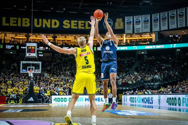 Basketball Berlin 08 11 2025 Season 2025 2026 EasyCredit BBL 1 Bundesliga Men, Men Alba Berlin SYNTAINICS MBC Weißenfels Marcus Foster MBC, No 05 Sam Griesel Alba Berlin, No 05